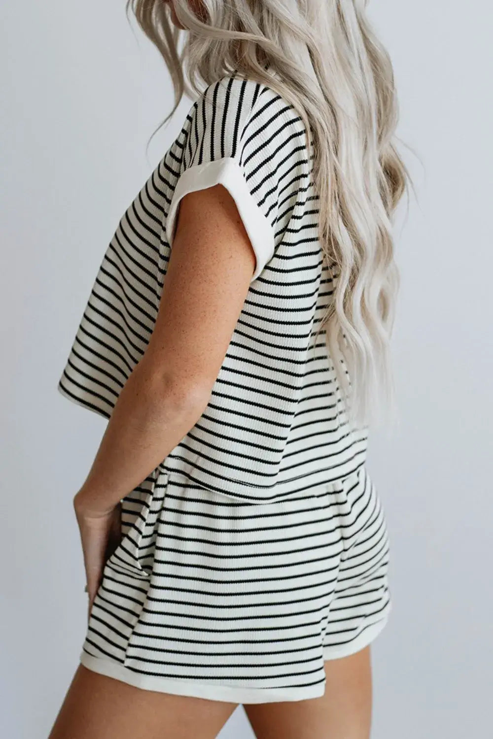 Chic Lounge Outfit: 2-Piece Striped Contrast Set