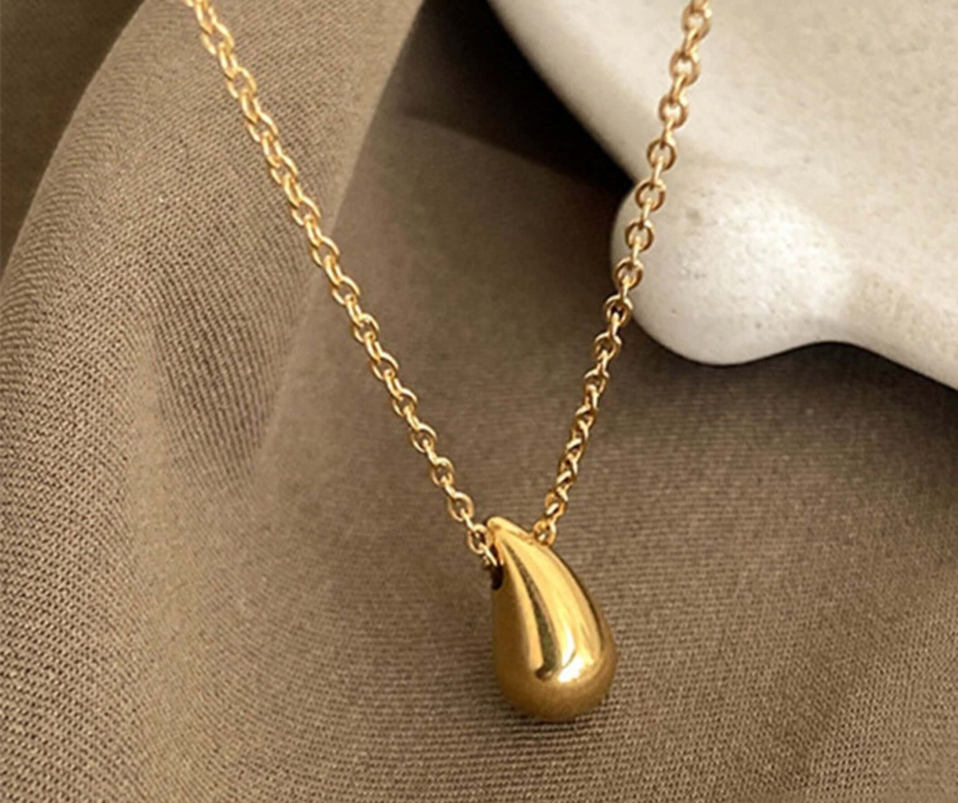 Classic Teardrop Necklace in 18K Gold-Plated Steel